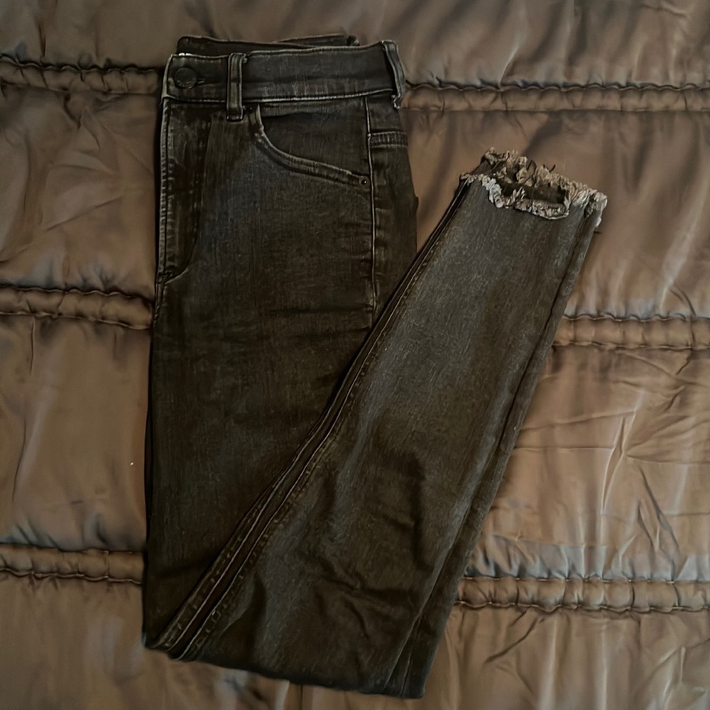 EXPRESS Size 2 Regular, black-wash skinny jean with frayed bottom